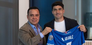 Nicolás Ibáñez en su presentación oficial con el equipo de Cruz Azul.