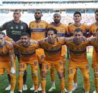 Jugadores de Tigres antes del partido ante Cruz Azul.
