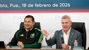 Javier Aguirre en conferencia de prensa.