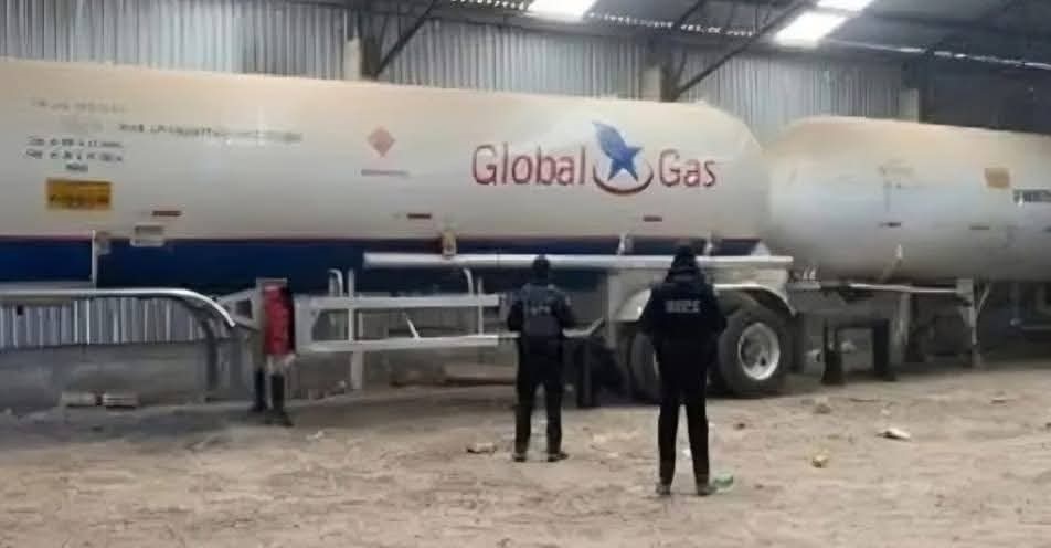 Policías observan pipas de gas ilegal con la leyenda 