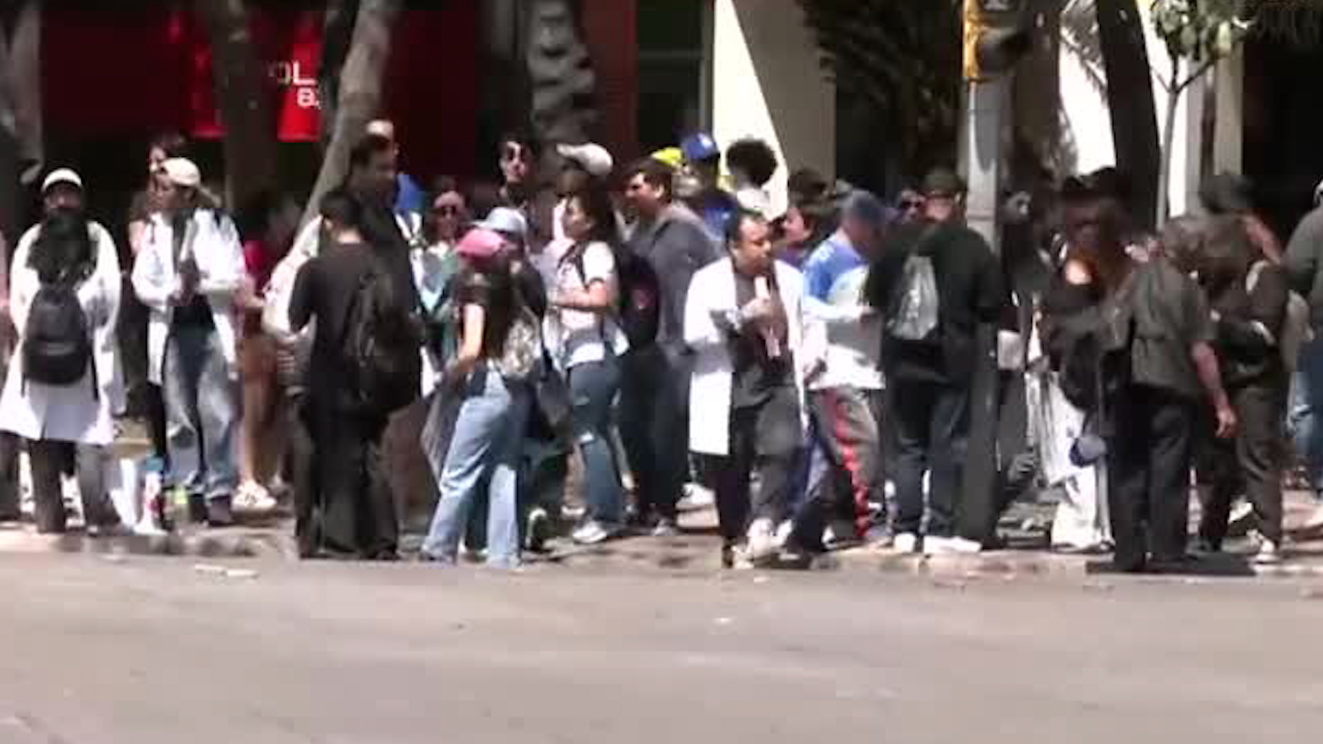 Los manifestantes denuncian violencia en el cumplimiento de sus labores y exigen justicia por muerte de compañeros.