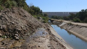 La excavadora y la grúa permanecen en el sitio, mientras continúan las guardias y rondines por parte de agricultores y comunidades para impedir trabajos.