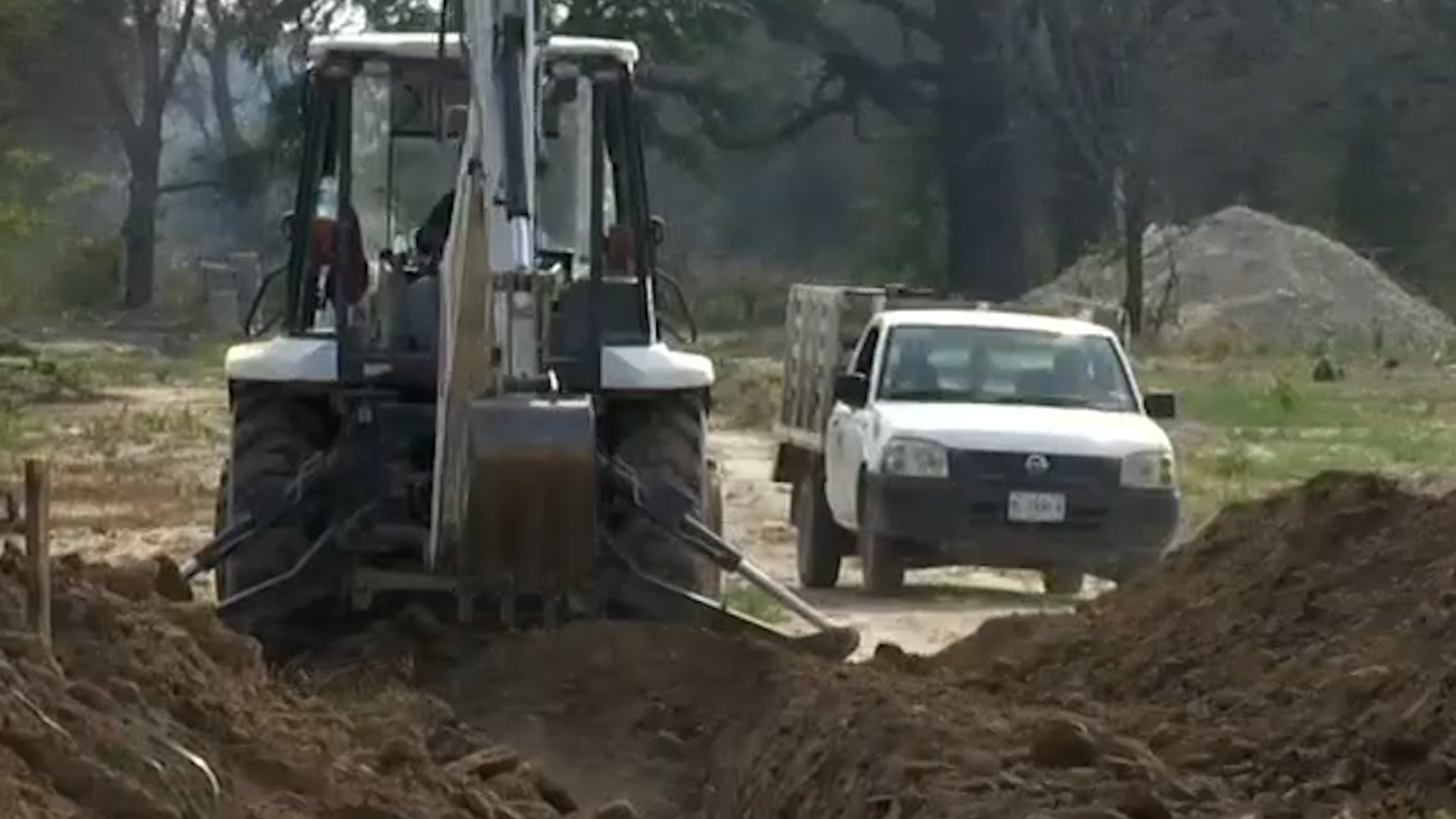 La alcaldesa de Zuazua, Elva Deyanira Martínez, es señalada por permitir que su padre conectara tuberías de forma irregular a la red de Monterrey.