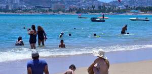 Personas en la playa durante vacaciones en México