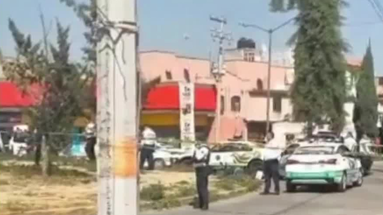 Un presunto delincuente murió y otro fue detenido tras un robo con violencia a una casa de empeño en la zona de Cofradía de San Miguel, en Cuautitlán Izcalli.