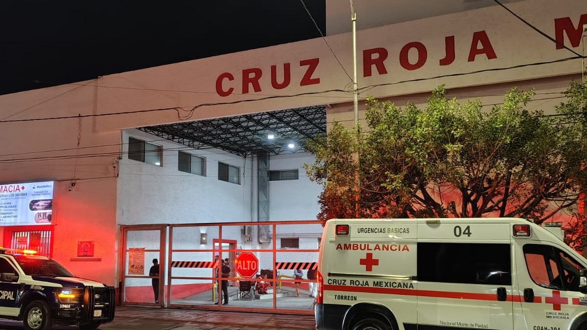 Fachada de Cruz Roja Mexicana en Torreón junto a ambulancia y patrulla