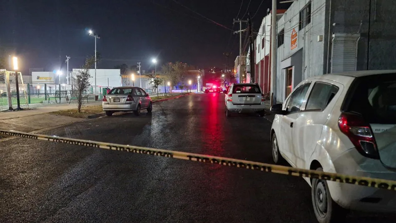 Una riña registrada durante la madrugada en un campo de futbol de la colonia Los Altos, en Monterrey, derivó en una balacera.