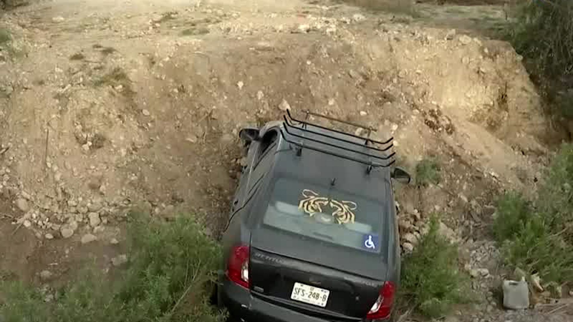 Servicios de emergencia arribaron a la zona para realizar labores de rescate.