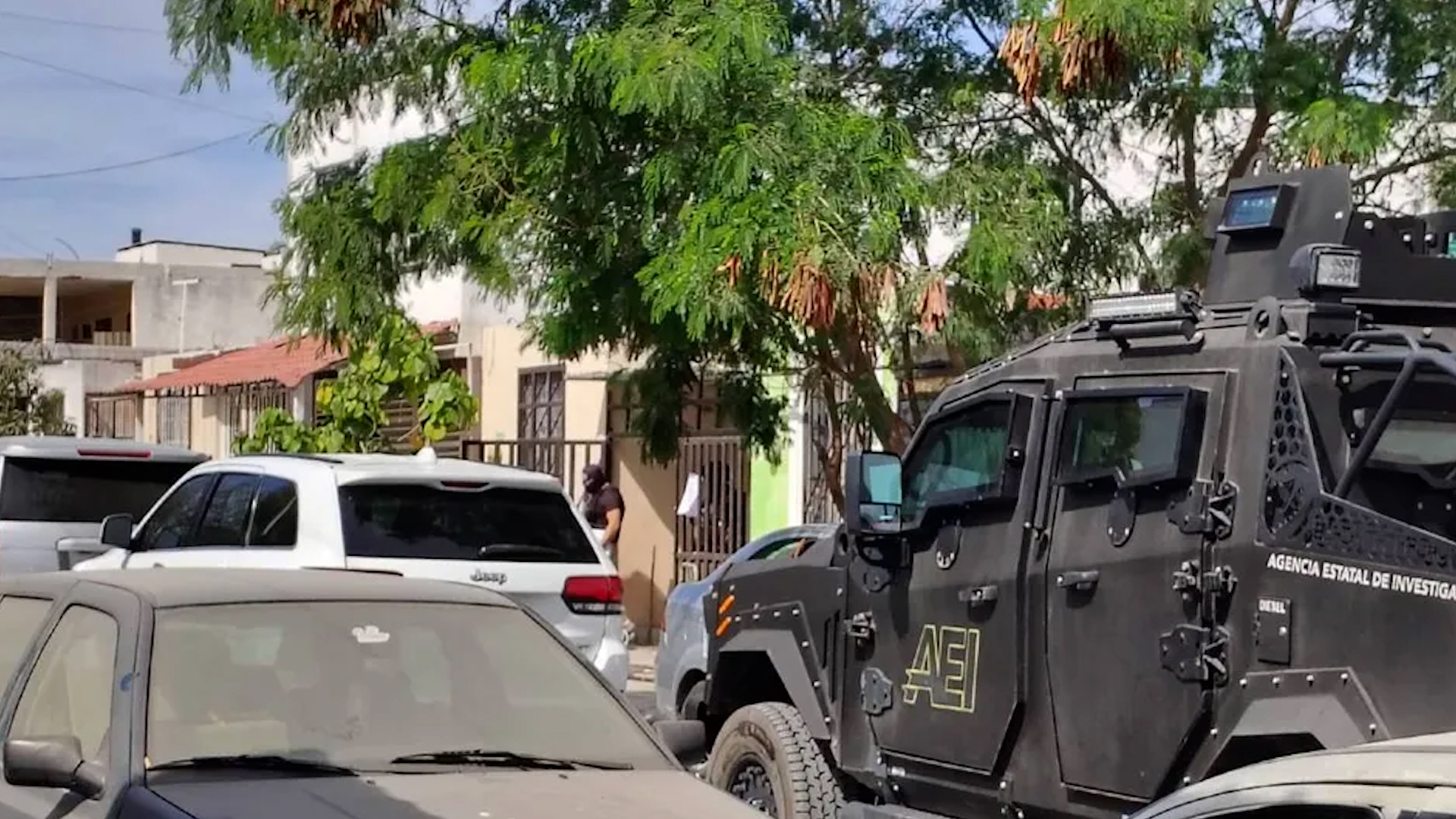 Elementos de la Unidad Antinarcóticos de la Agencia Estatal de Investigaciones realizan un cateo en un domicilio de la colonia Paseo Santa Rosa.