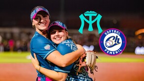 Baylee con una compañera, jugadoras de Sultanes Femenil.