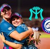 Baylee con una compañera, jugadoras de Sultanes Femenil.