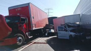 Un fuerte accidente vial provocó el cierre total de la autopista León–Aguascalientes durante la mañana de este jueves, a la altura de la Central de Abastos.