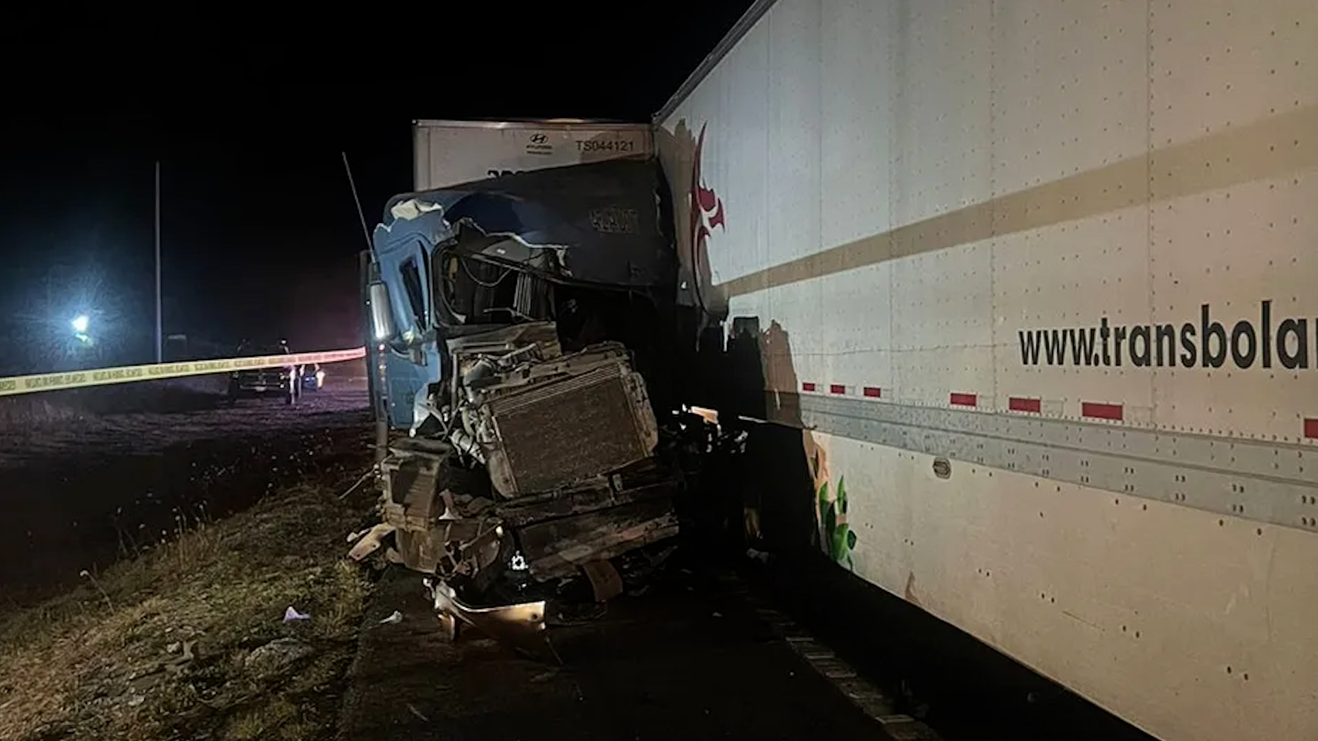 Los tráileres se impactaron en la carretera a Matehuala en Galeana, por lo que uno de los operadores quedó prensado en la unidad.