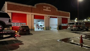 Se observa un camión de bomberos estacionado.