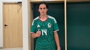 Se observa a un joven con cabello largo, viste una playera de la Selección Mexicana.