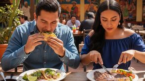 Dos mexiacanos comiendo carne en un lugar de Jalisco, foto generada con Gemini IA