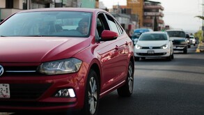 Automóviles con placas de Puebla circulando en la calle