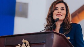 Verónica Delgadillo sonriendo en un estado