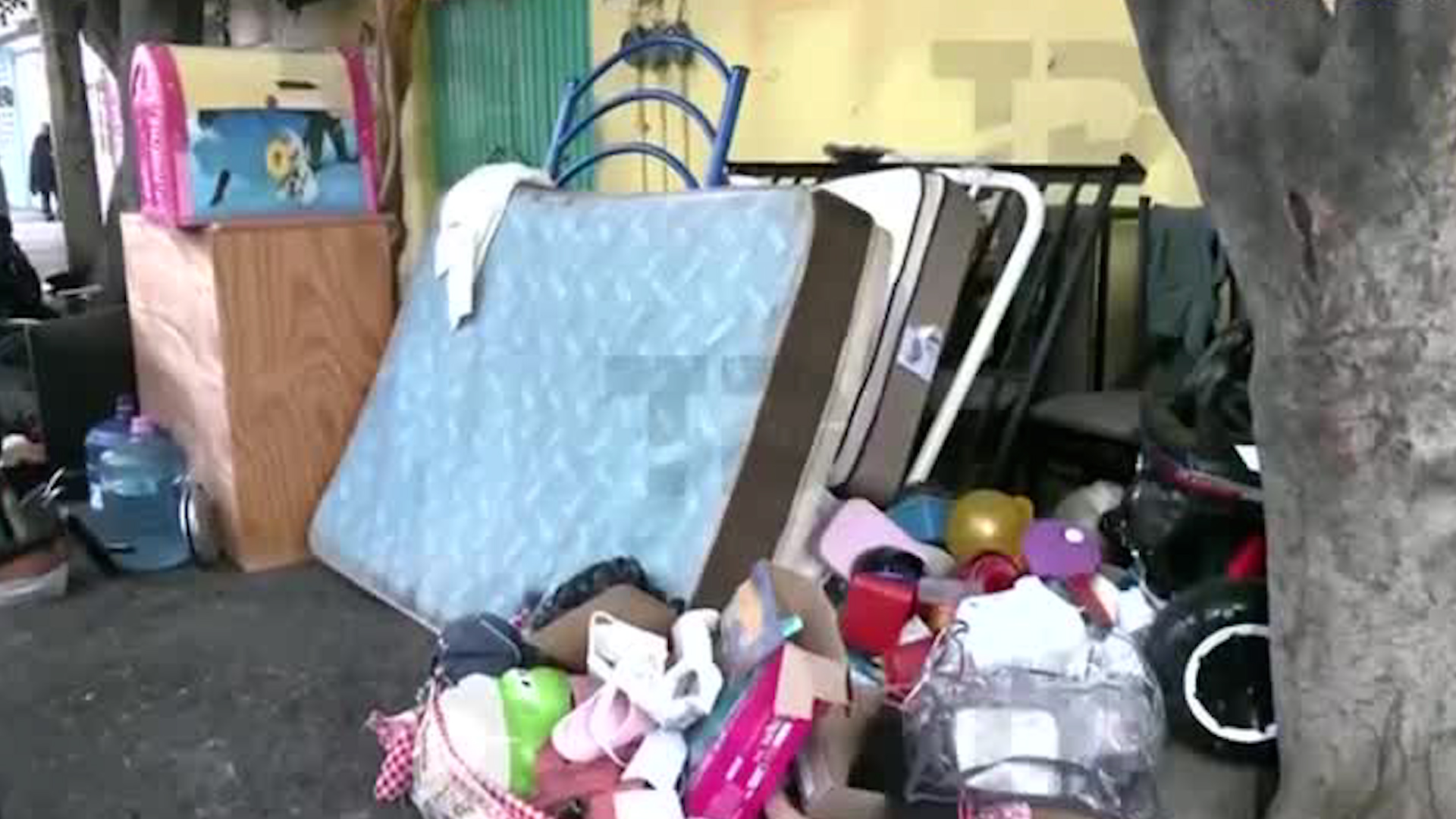 Se presume que tras la muerte de la arrendataria uno de los inquilinos comenzó un juicio para apoderarse de la propiedad.