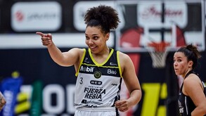Destiny Pitts jugando con Fuerza Regia en su primera etapa con el equipo.