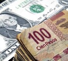 Dólar y billetes de 100 pesos.