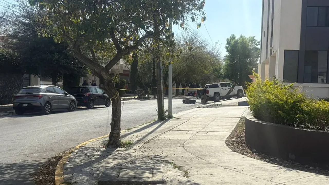 Autoridades confirmaron el hallazgo de un cuerpo sin vida tras un cateo en una vivienda de la colonia Roma, al sur de Monterrey.