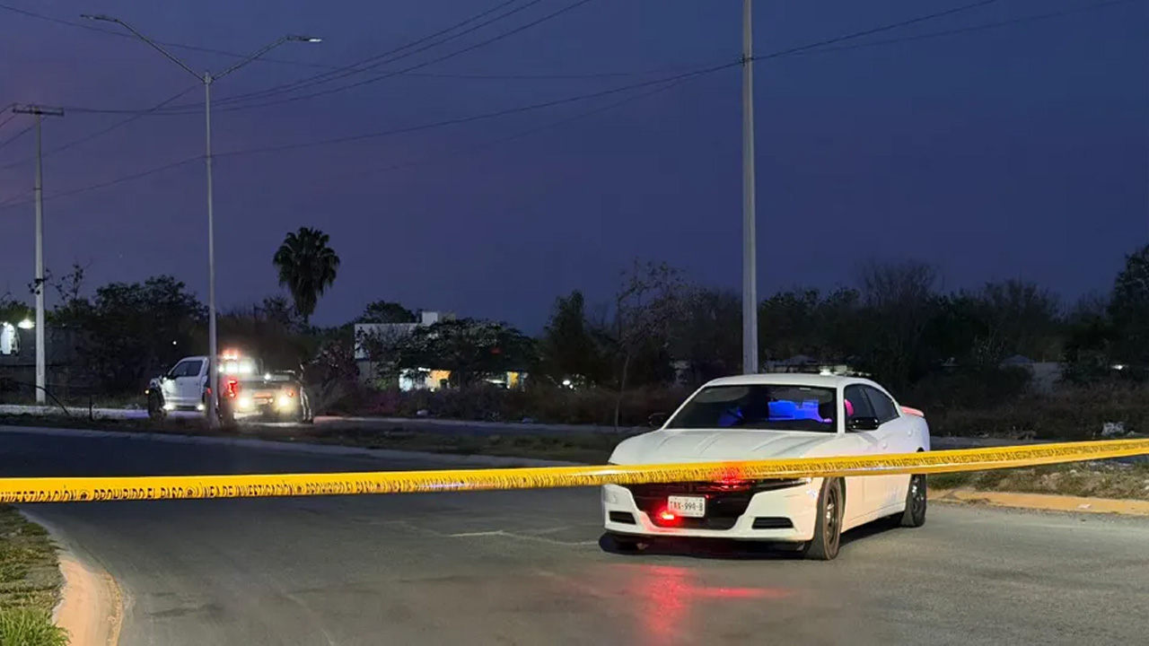 Autoridades localizaron el cuerpo de un hombre con huellas de violencia en la vía pública de Juárez, en la colonia Urbi Villa Real.