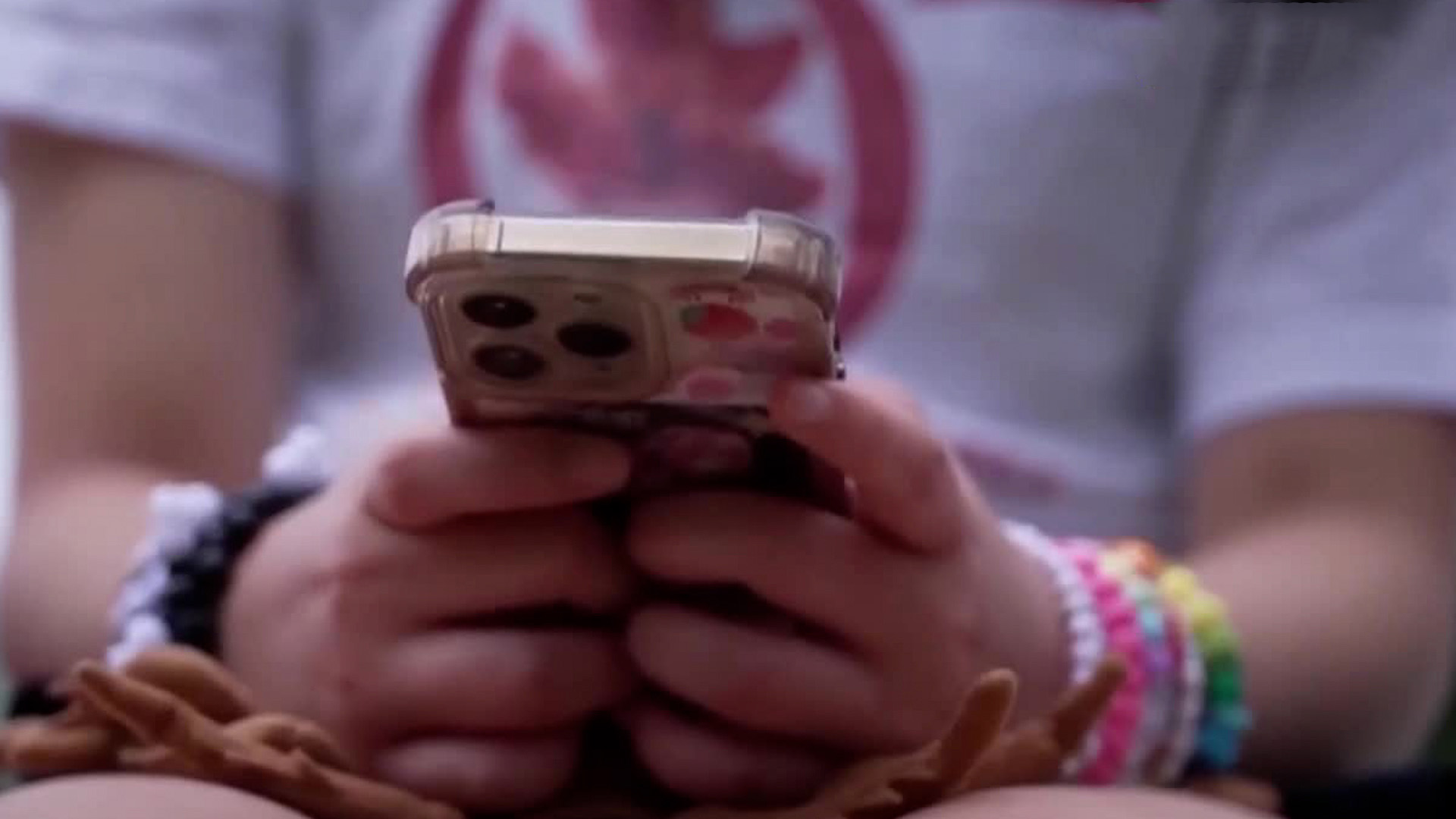 El gobernador Mauricio Kuri impuso esta ley para establecer estricciones al acceso y uso de menores de edad.