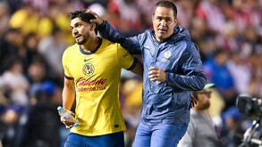 André Jardine y Henry Martín abrazándose.