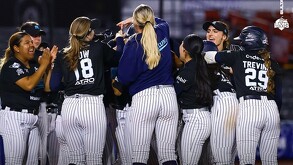 Sultanes Femenil celebrando el triunfo ante Charros.