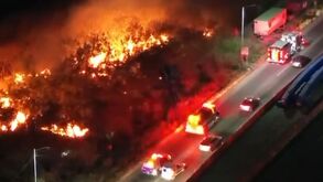 Cuerpos de rescate en río de Santa Catarina tras incendio