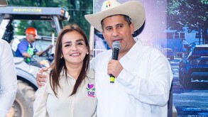 Carlos Manzo abrazando a su esposa Grecia Quiroz mientras habla por un micrófono durante una presentación pública