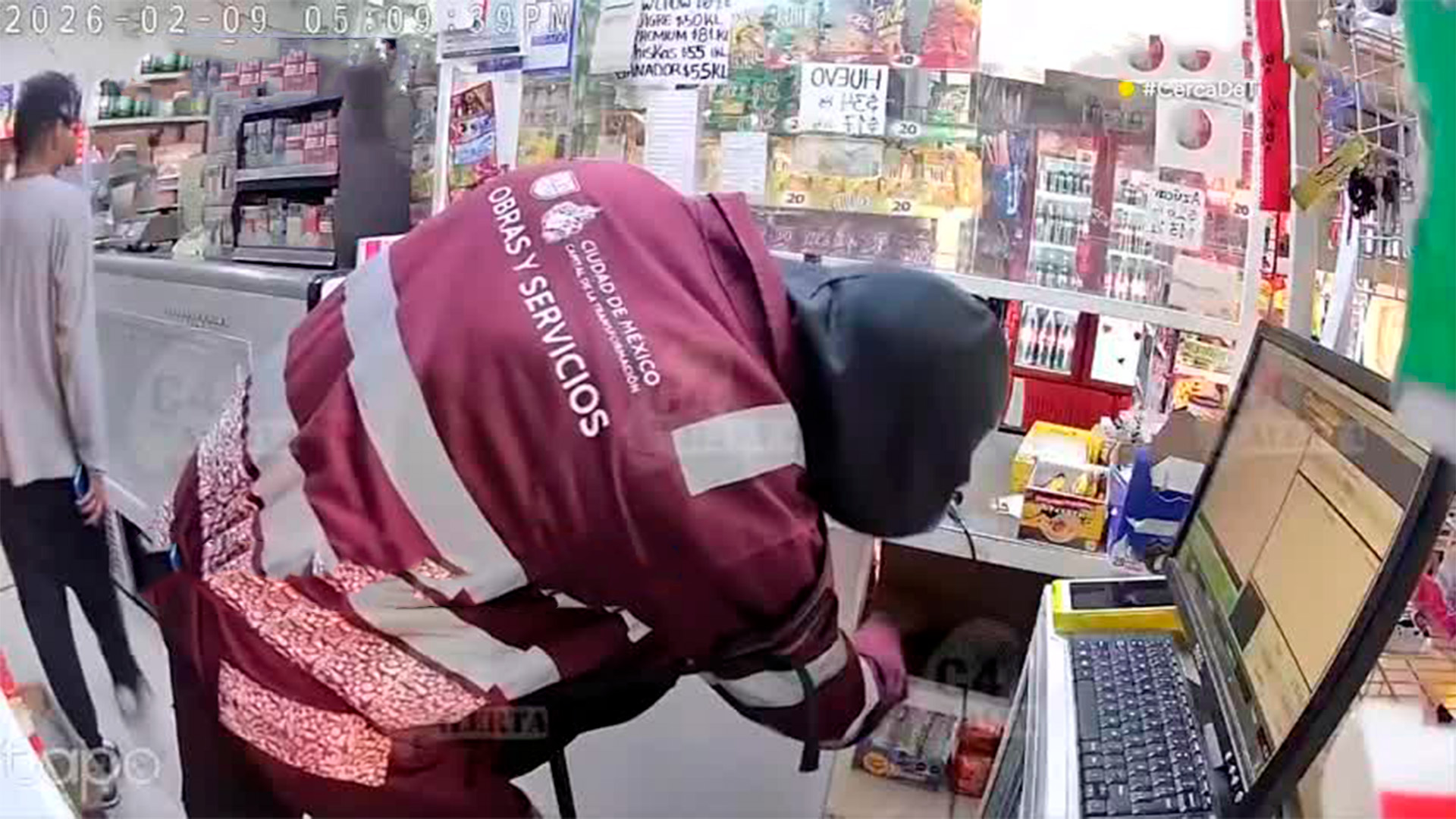 Establecimiento en la colonia El Triunfo captó a un sujeto identificado como 'El Betito' portando el uniforme de trabajador de limpia para asaltar la tienda.