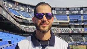 Daniel Hinojosa con la indumentaria de los Sultanes de Monterrey.