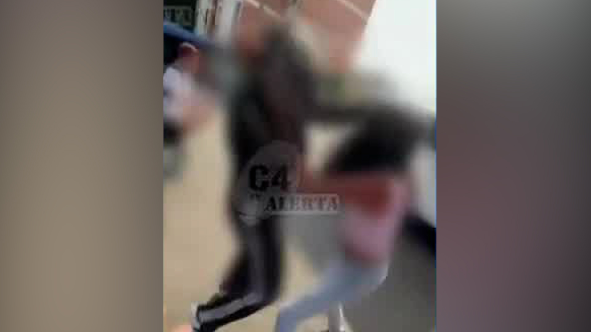 Aparentemente, la riña se habría suscitado por un conflicto amoroso. Padres de familia tuvieron que intervenir para separar a las adolescentes.