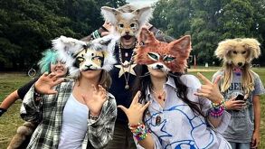 Humanos utilizando máscaras de animales, identificándose como Therians.