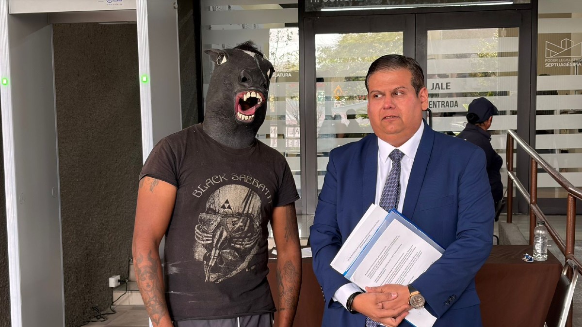 Luis, quien se identifica como therian caballo, y su abogado Mauricio Castillo