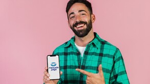 Hombre con app de Mercado Pago en su celular