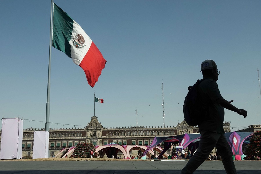 Bandera de México ondenando desde el zócalo de la Ciudad de México.