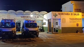 Dos ambulancias de la Cruz Verde estacionadas al exterior del área de urgencias del Centro de Salud Marcos Montero en Tlaquepaque