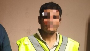 Hombre con chaleco en color verde y cara censurada