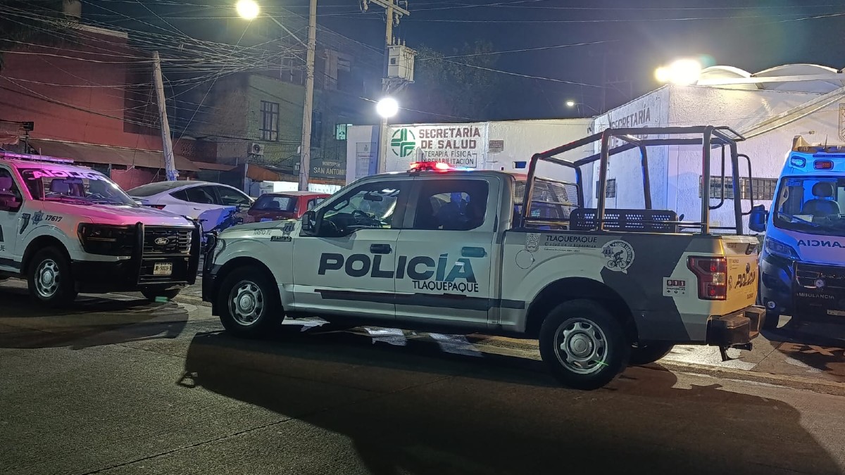 Patrullas de la Policía Municipal de Tlaquepaque estacionadas al exterior de la Cruz Verde Marcos Montero con una ambulancia a un lado