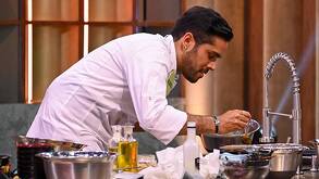 Participante de Masterchef concinando