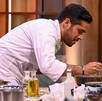 Participante de Masterchef concinando
