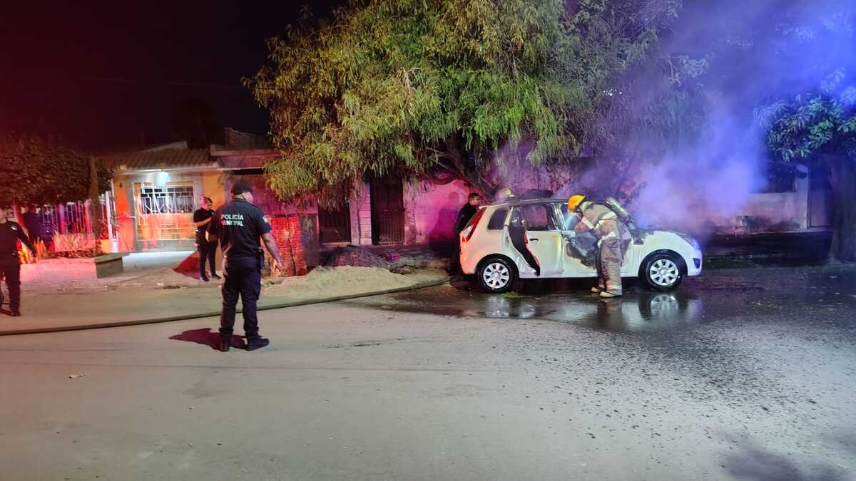 carro incendiado en Torreón.