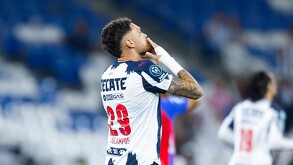 Luchas Ocampos festejando un gol con Rayados.