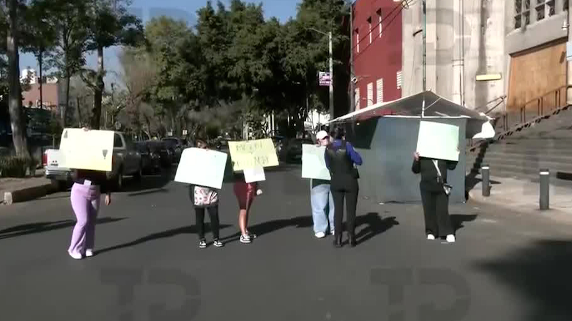 Padres de familia de la Escuela Primaria 'Luis González Obregón' piden justicia.