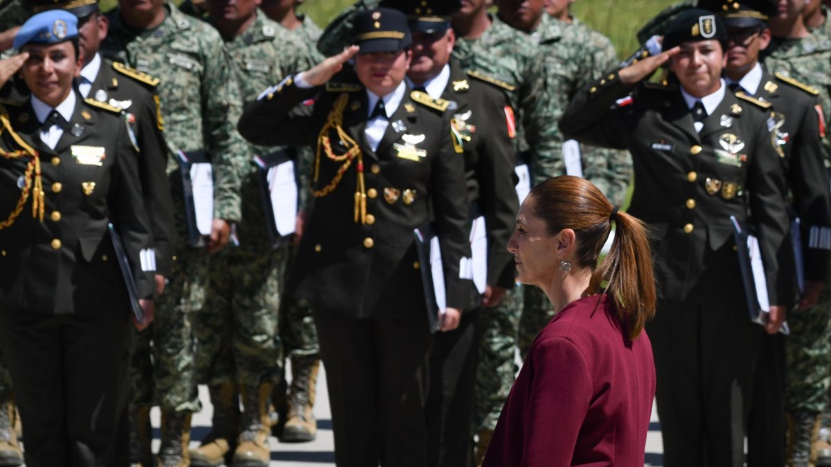 Claudia Sheinbaum caminando entre elementos de las Fuerzas Armadas.
