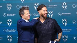 Sergio Ramos en su presentación con Rayados junto a Tato Noriega.