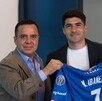 Nicolás Ibáñez en su presentación oficial con el equipo de Cruz Azul.